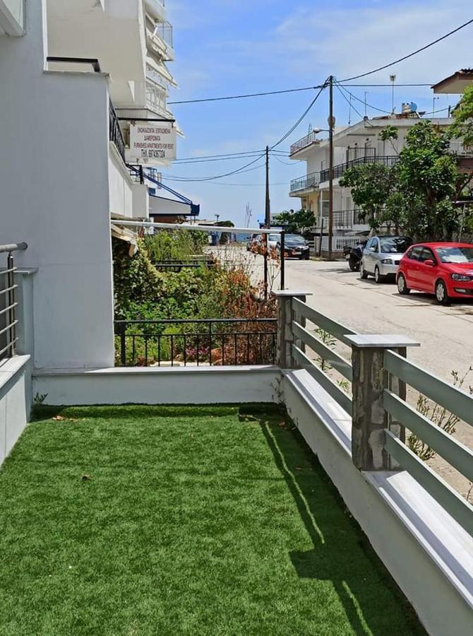 Villa Steps To The Sea Néa Péramos Exterior foto