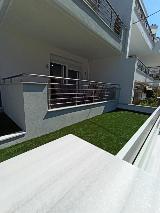 Villa Steps To The Sea Néa Péramos Exterior foto